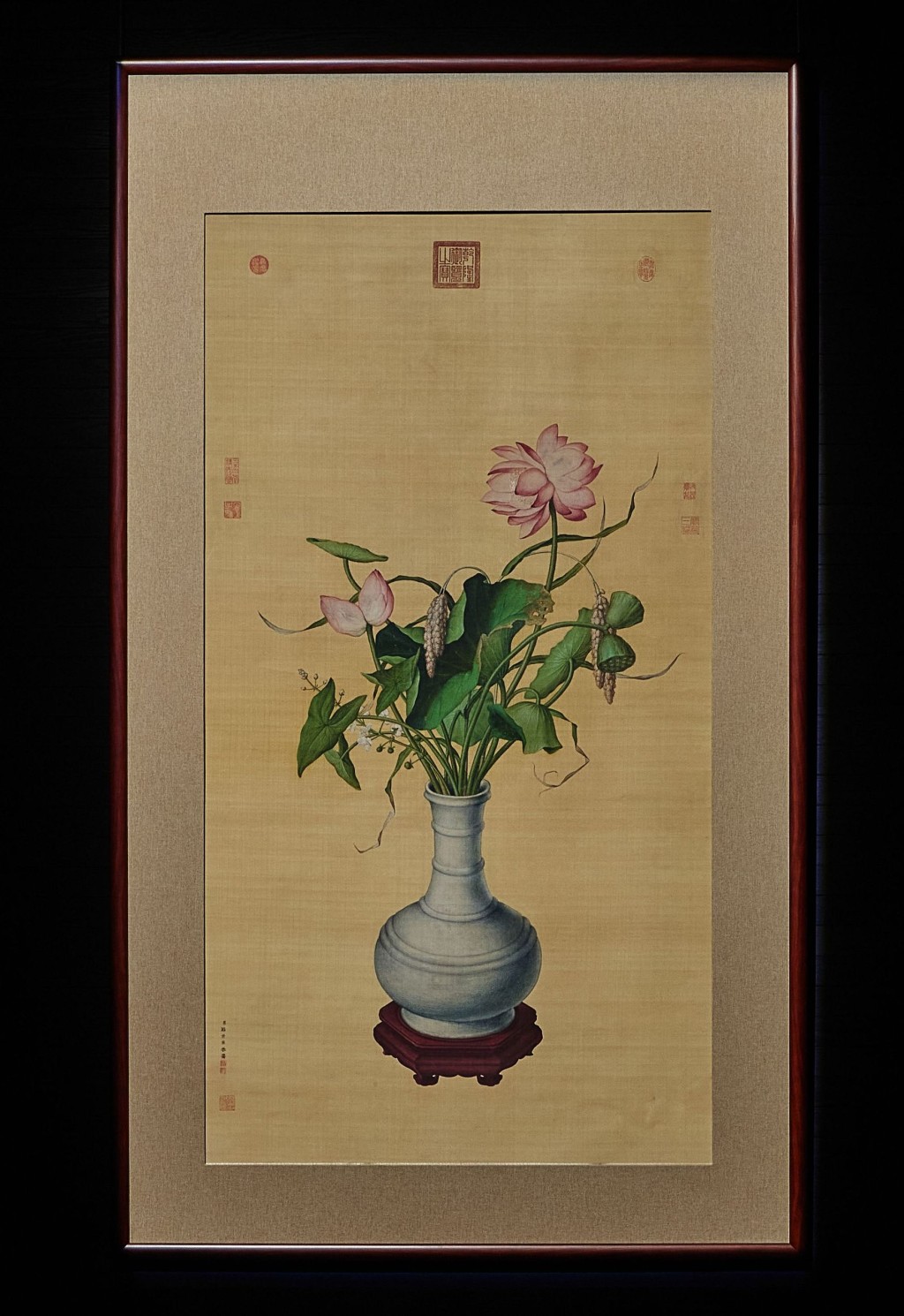 《池莲双瑞》属清宫珍藏，乾隆皇帝珍爱之作，后由末代皇帝溥仪赠予北洋军阀张学良，再辗转流入显赫的宋氏家族，直至近年才重现于世。