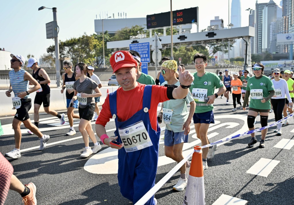 大批跑手悉心打扮。