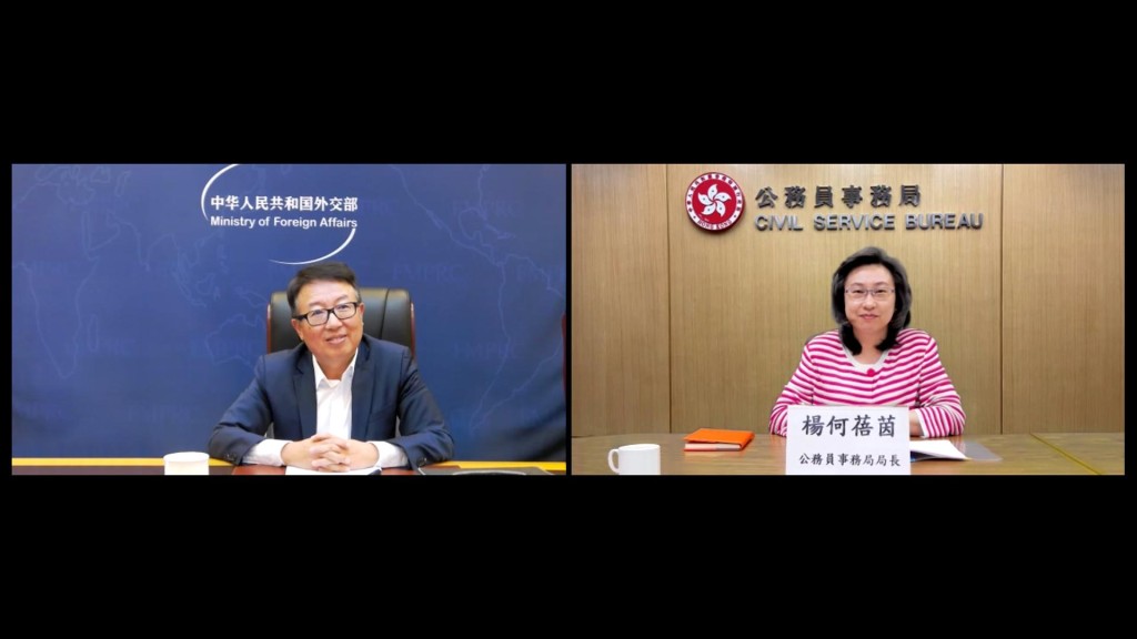 外交部非洲司司长吴鹏（左）和公务员事务局局长杨何蓓茵（右）于视像讲座交流。政府新闻处图片