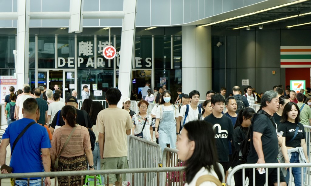 近年港人北上消費成風，本地零售飲食市道受衝擊。資料圖片