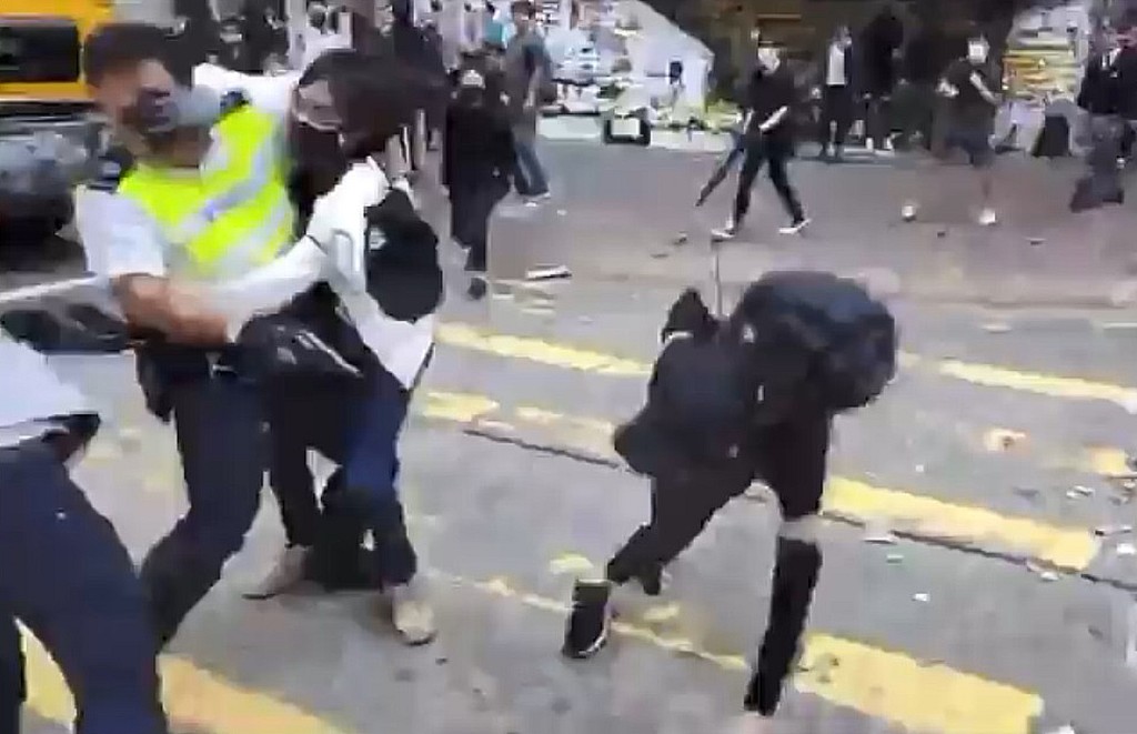 中枪男去年在街头冲突中被警员实弹击中。