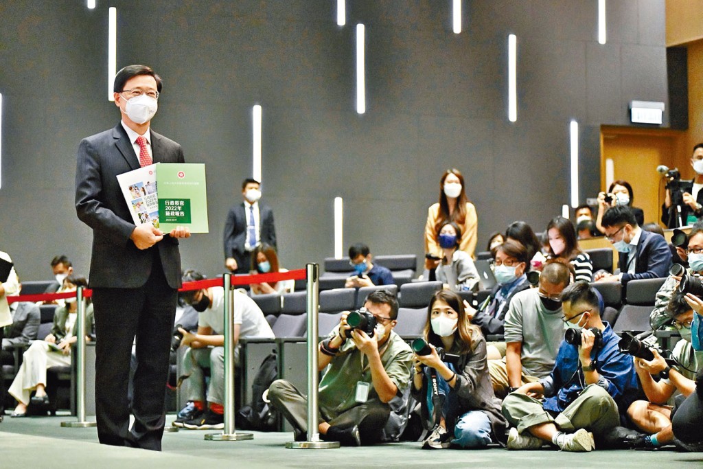 特首李家超發表《施政報告》，「搶人才」為重點之一。