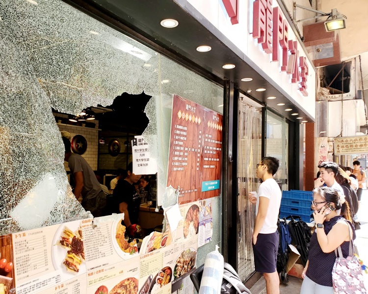 龍門冰室雖然遭多人大肆破壞扑爆玻璃櫥窗但今早人流不絕大排長龍。