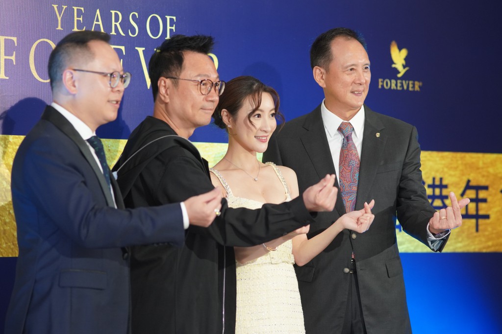 大中华区总经理Erwin Lai（左一）、黎耀祥、林夏薇及亚洲副总裁拿督CG TAN（右一）