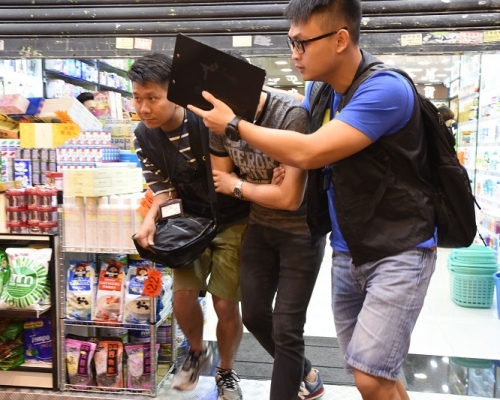 39歲男店員涉違反《商品說明條例》,被海關拘捕。尹敬堂攝