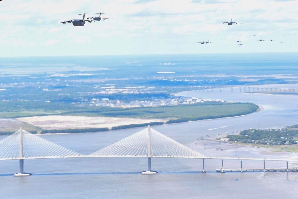 24架C-17空中編隊飛越羅芙奧大橋。