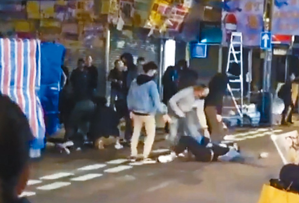 三年前年初二晚上,大批示威者旺角集結,有男途人遭黑衣人「私了」。右圖為涉案被告馬俊棋。
