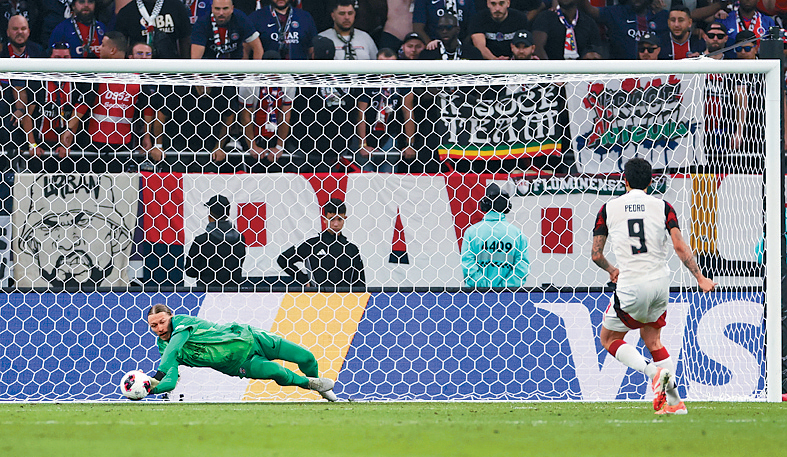 沙科諾夫（綠衫）由第2輪起，連續4輪撲到12碼。