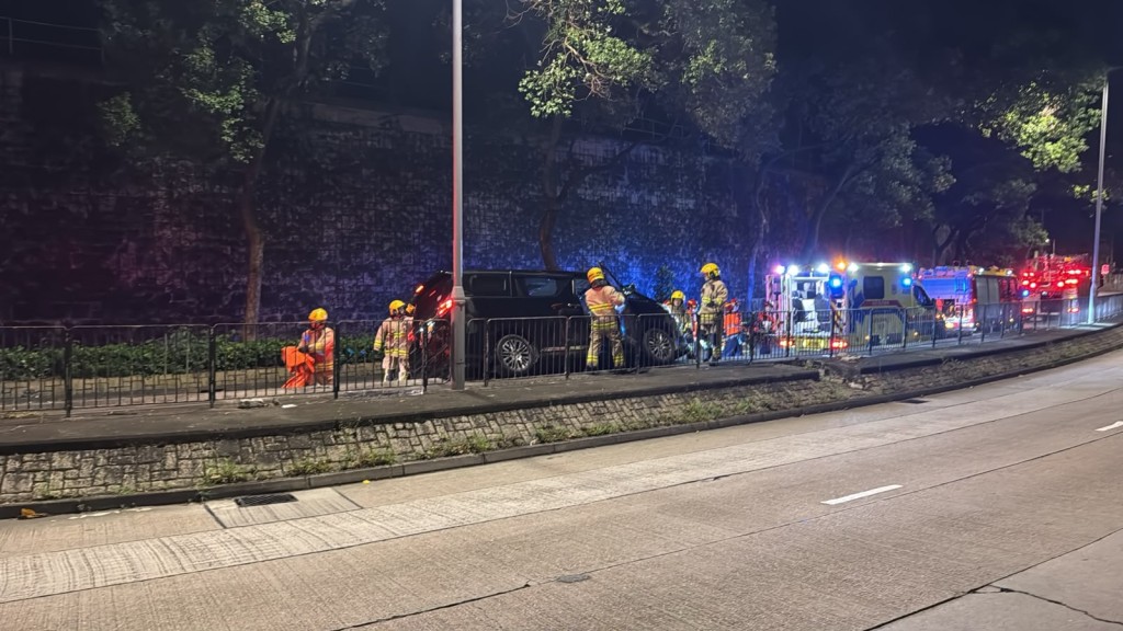 粉嶺私家車失事炒上石壆 司機被困車內 昏迷送院搶救。網上圖片