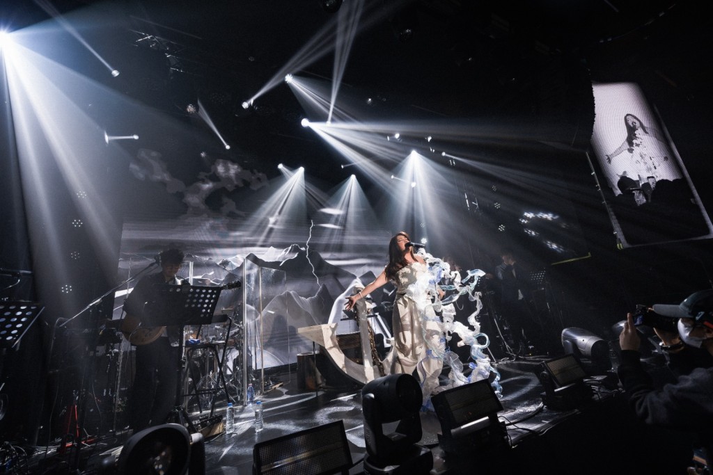 Serrini 先以舊作《垃圾女星》引入，再唱出最新的流行曲作品系列。