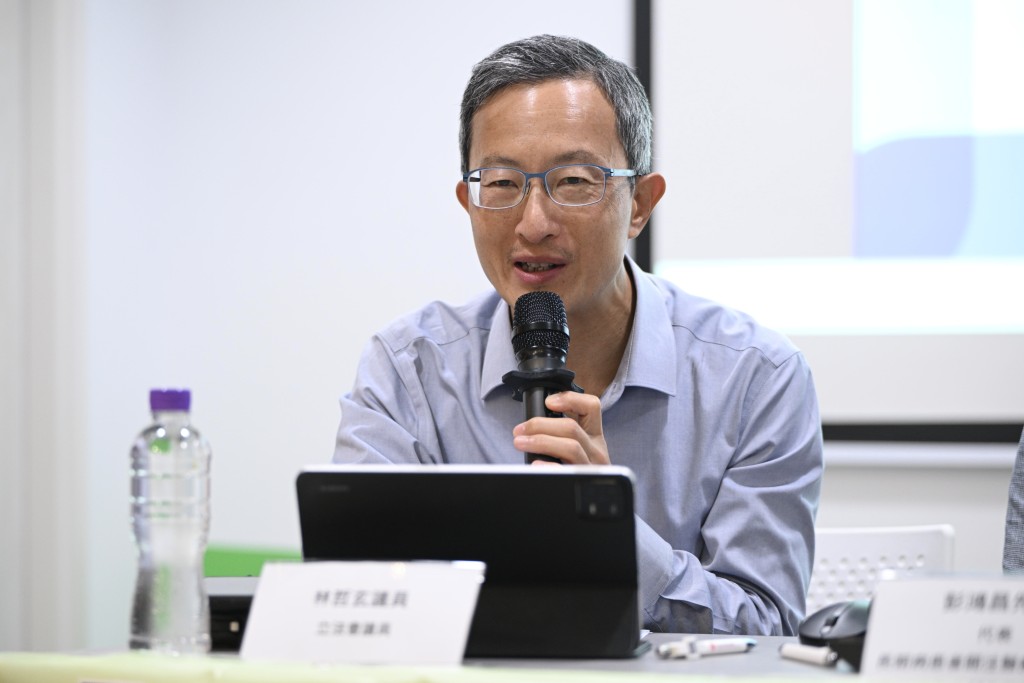 林哲玄建议政府考虑“分层资助”,例如月入数十万的家庭到急症室求医需承担更多成本。 林哲玄建议政府考虑“分层资助”,例如月入数十万的家庭到急症室求医需承担更多成本。