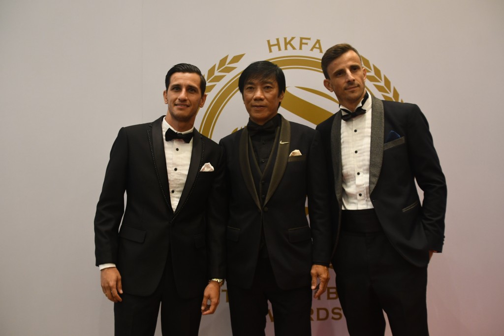 杰志的明加索夫(左起)、教练朱志光、艾里奥盛装出席颁奖礼。吴家祺摄