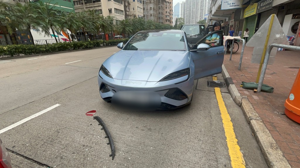 比亞迪私家車車頭輕微損毀。