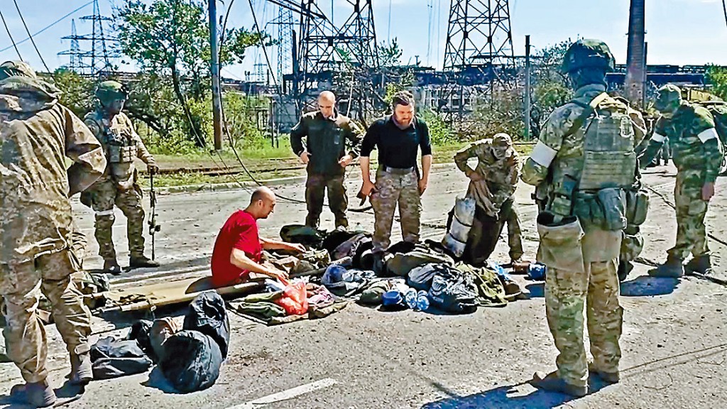 烏克蘭守軍周二離開亞速鋼鐵廠後,被親俄武裝人員搜身。