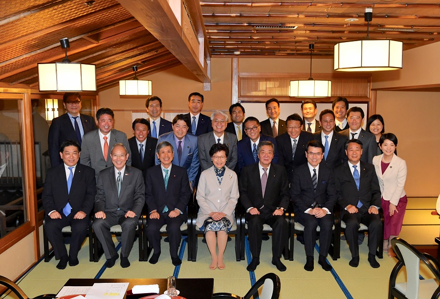 林鄭月娥(前排左四)在邱騰華(前排右三)出席日本香港友好議員連盟所設的晚宴。政府新聞處