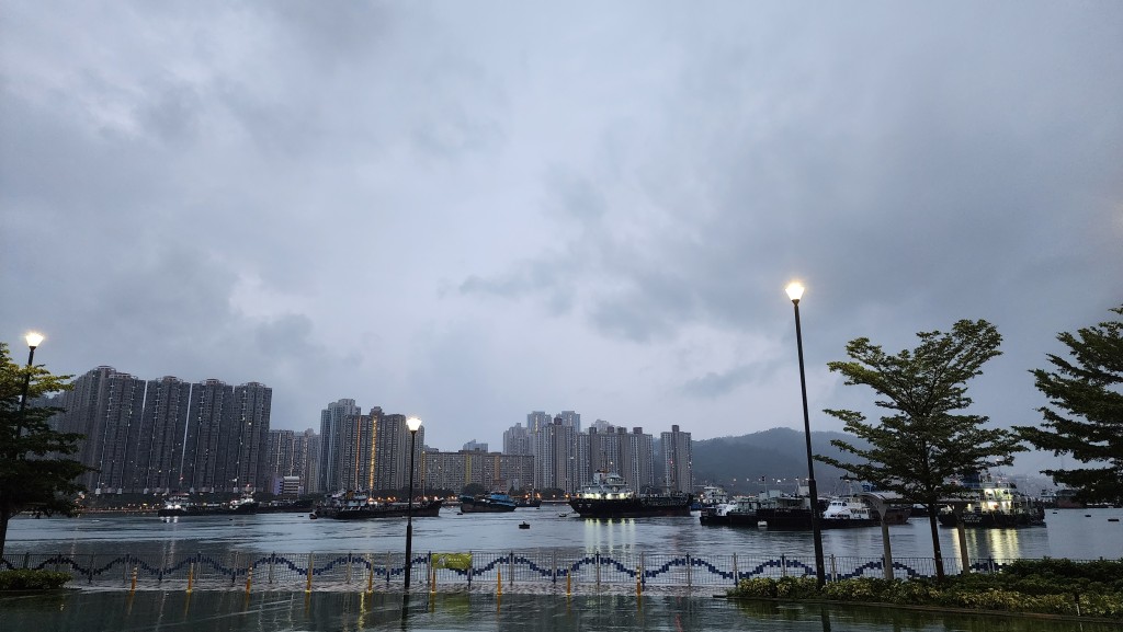 有驟雨及狂風雷暴。 有驟雨及狂風雷暴。