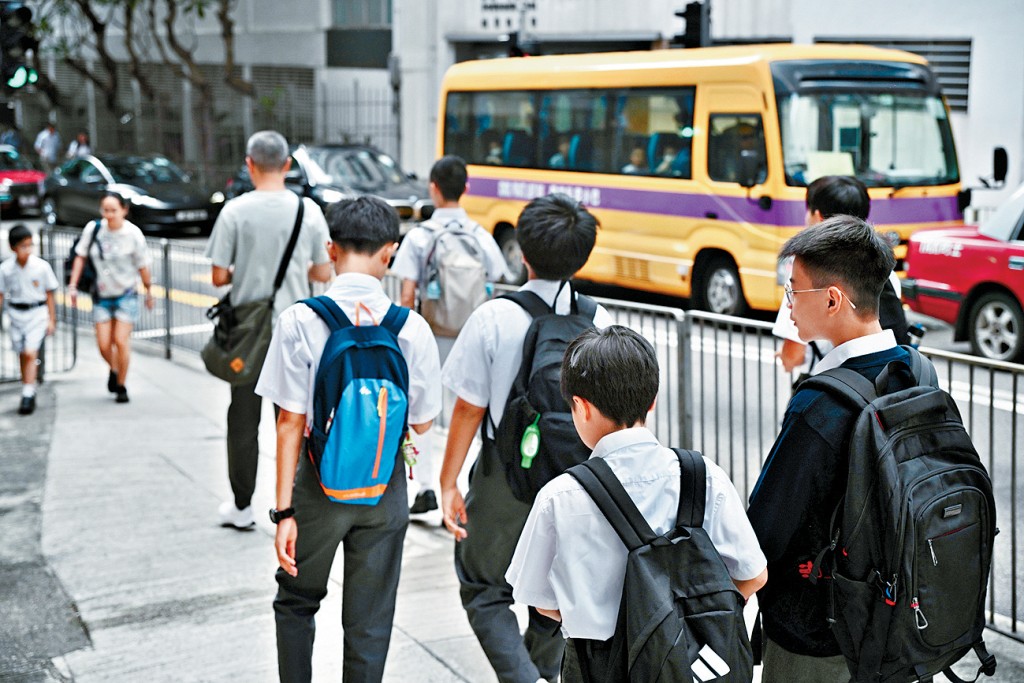 有立法會議員相信，隨着1至5歲兒童人數一直下降，本港小學開班數字下降的趨勢亦將持續。