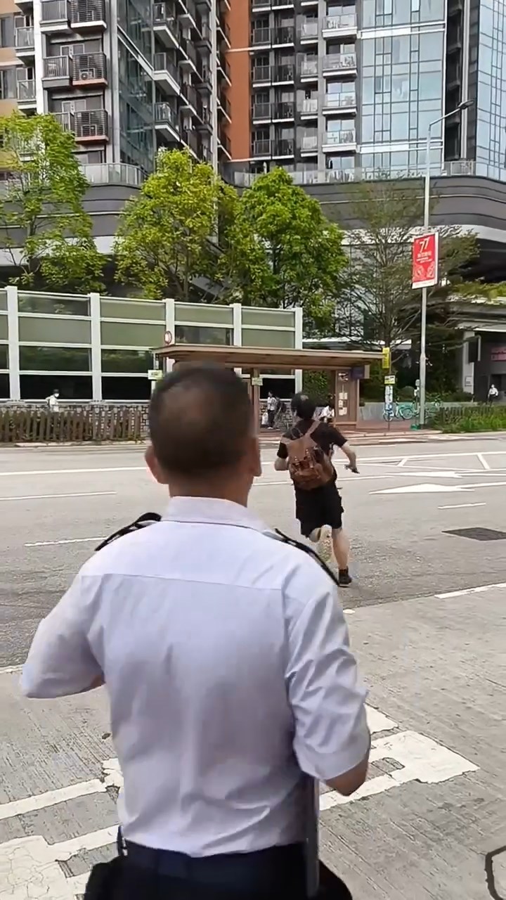 男子衝出馬路。網上片段截圖 男子衝出馬路。網上片段截圖