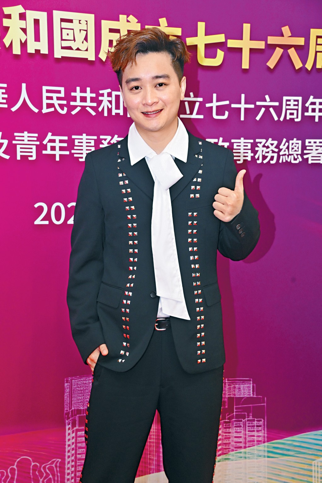 譚輝智表示今次獻唱《香港歡迎你》唱得興奮。