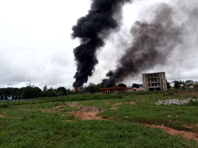 一輛運油車在加油站卸油時爆炸,濃煙冒起。(網圖)