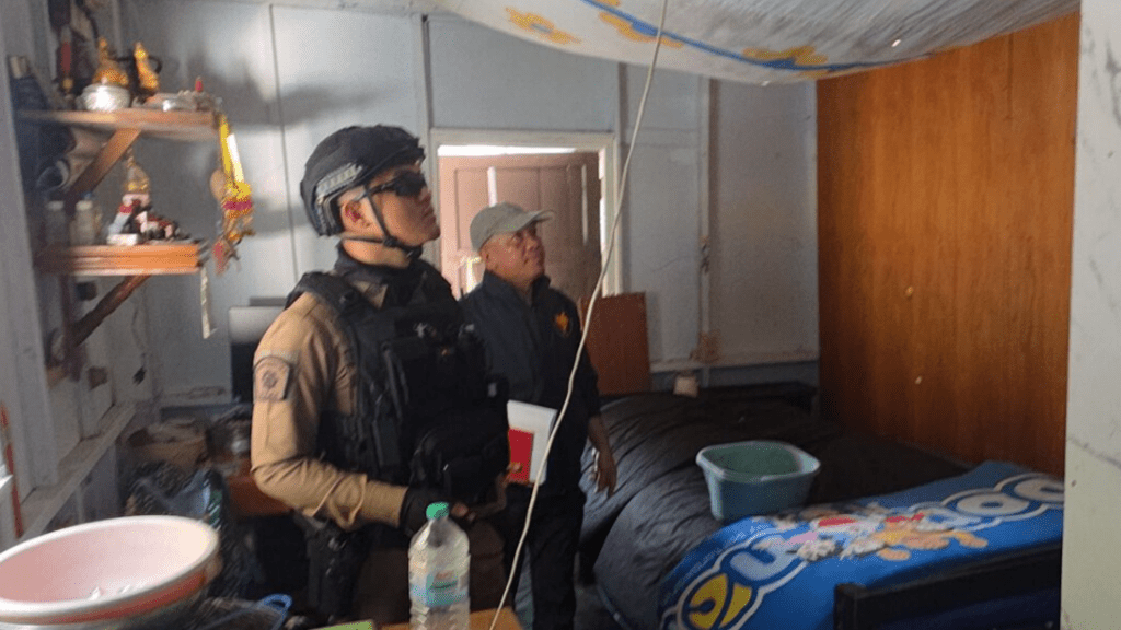 泰国57岁母亲报警指38岁儿子天天性骚扰，警搜屋发现浴室墙壁偷挖洞。 khaosod