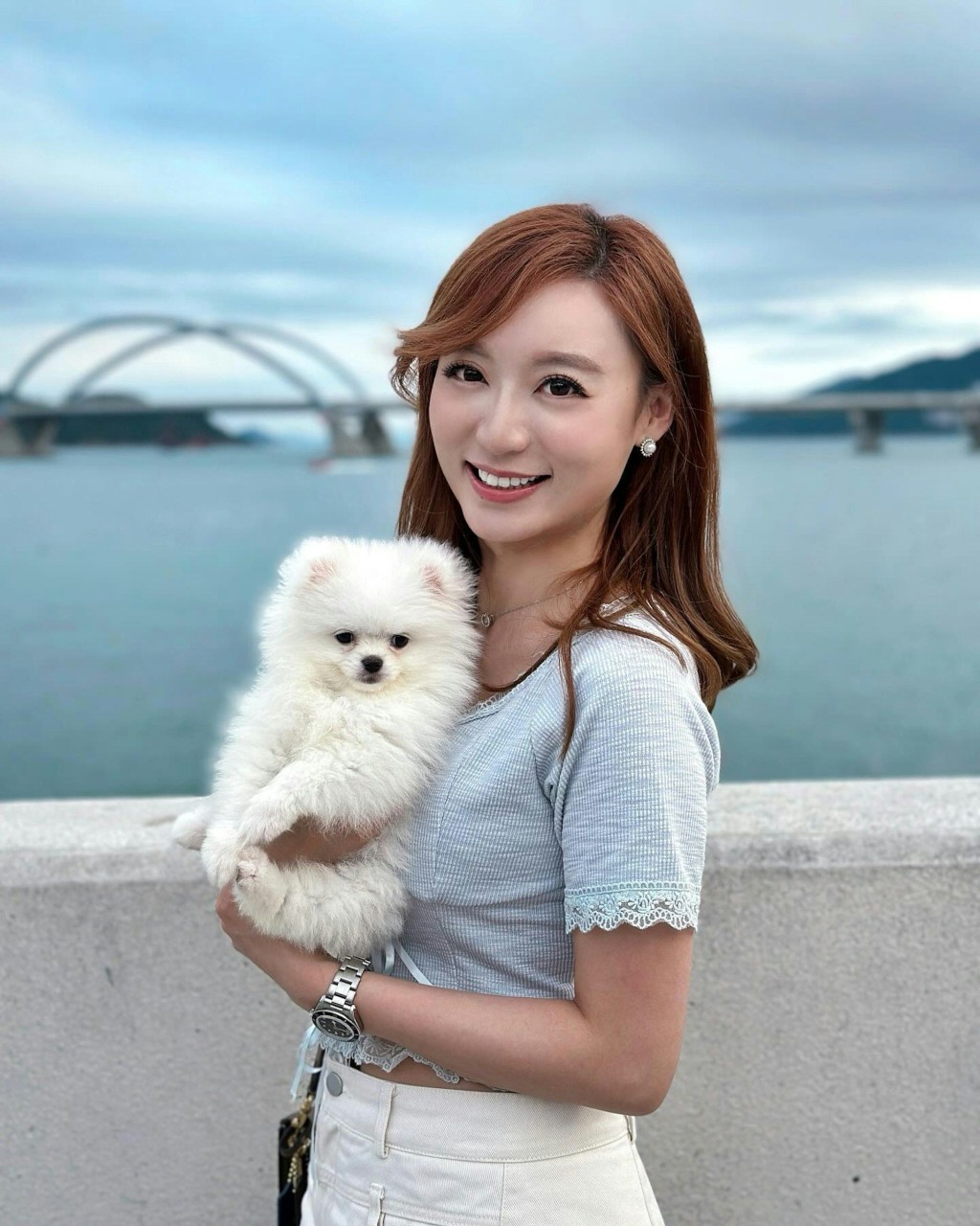 網民發現黎在山抱的小狗，原來是周可茵的愛犬飯糰。