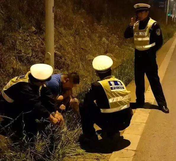 民警也無奈攔不住他,只好說「好好好,你繼續吃吧……」。