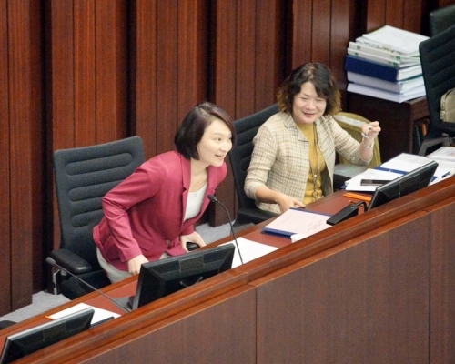 李慧琼（左）明白議員意見分歧，希望大家討論不同的可能性。