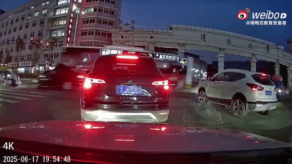 一輛黑色汽車被巴士撞離馬路。 一輛黑色汽車被巴士撞離馬路。
