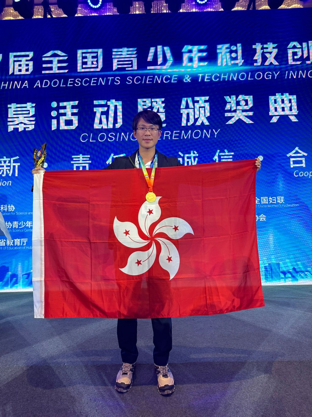 剛畢業的張兼善同學曾在「第三十七屆全國青少年科技創新大賽」獲最高殊榮 「中國科協主席獎」。
