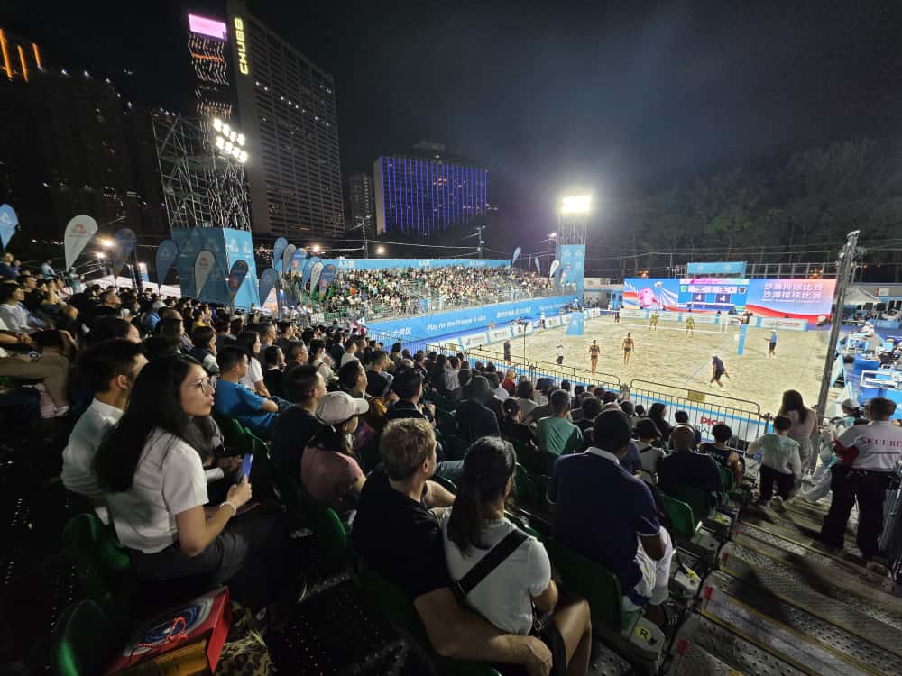 今晚維園上演女子沙灘排球銅牌和金牌賽,吸引不少球迷入場。廖偉業攝 今晚維園上演女子沙灘排球銅牌和金牌賽,吸引不少球迷入場。廖偉業攝