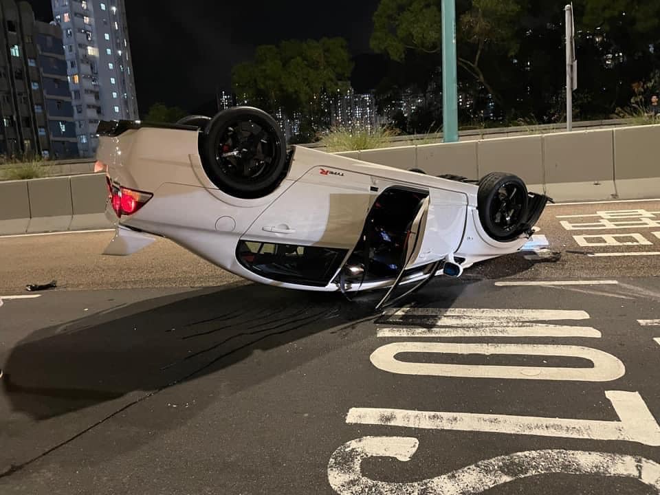 私家車四輪朝天。香港突發事故報料區FB