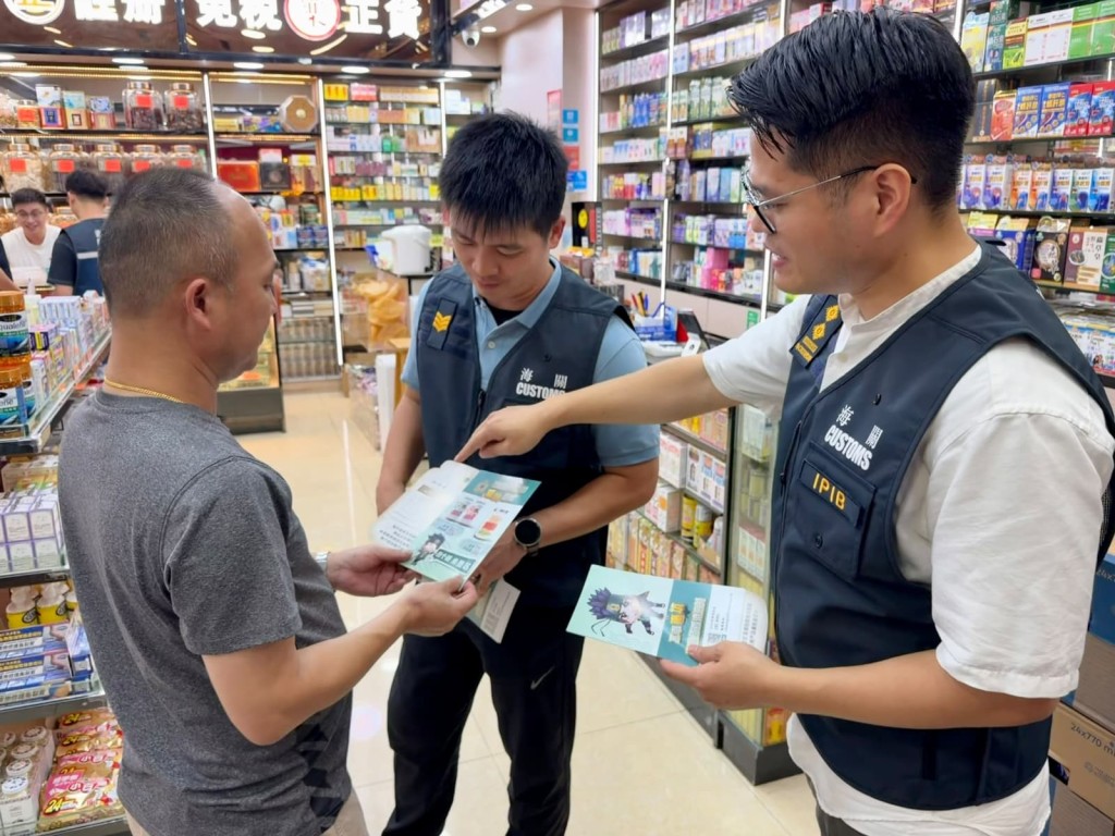 海關人員於尖沙咀的藥店加強巡查。 海關人員於尖沙咀的藥店加強巡查。