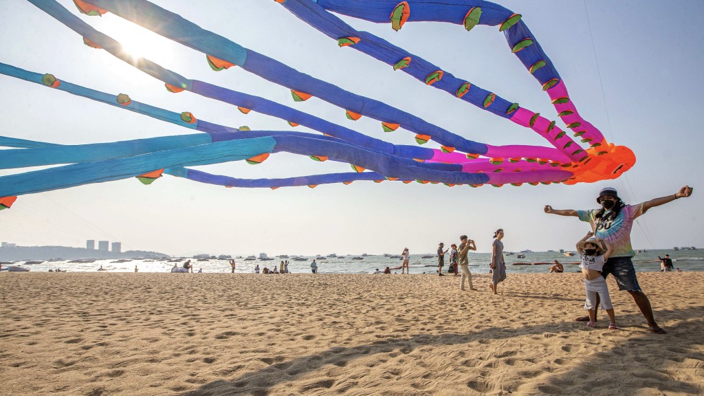 芭提雅海灘風箏節。 新華社