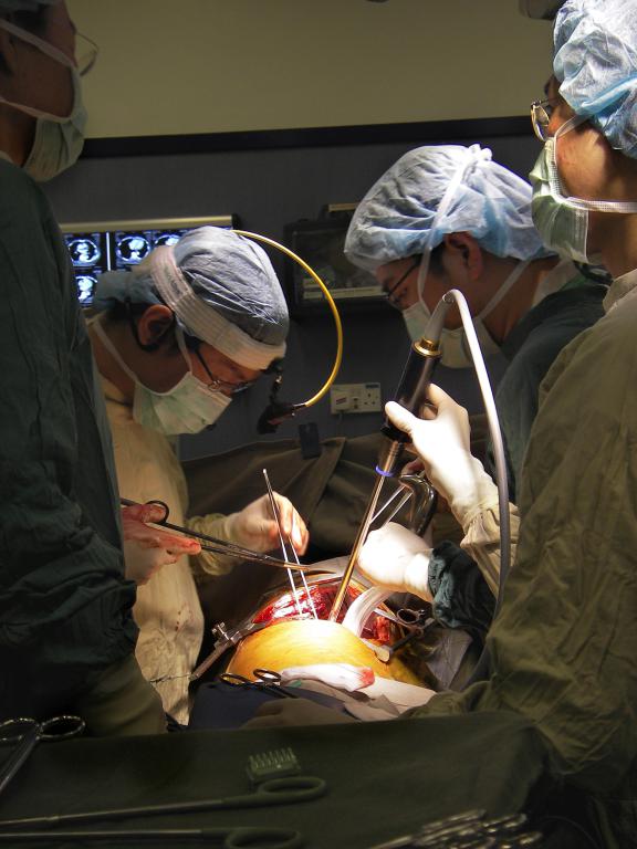 趙偉仁是中大醫學院第9屆畢業生，經歷長時間培訓成為外科醫生。 中大醫學院提供