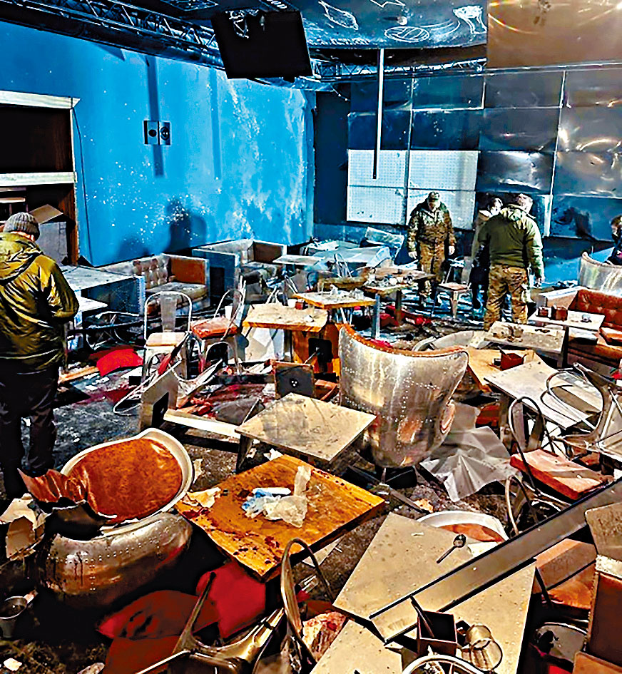 圣彼得堡一家咖啡店发生猛烈爆炸后，调查人员到场搜证。