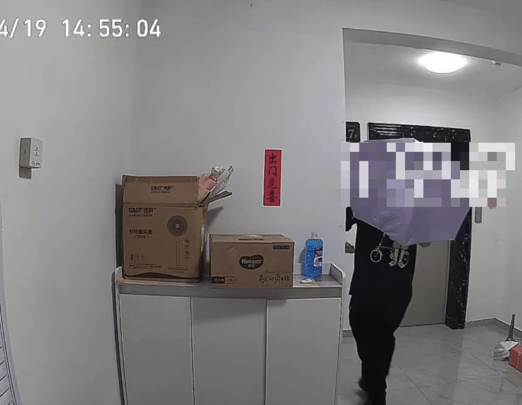 CCTV拍下，山东怪男撑伞偷女鞋的过程。