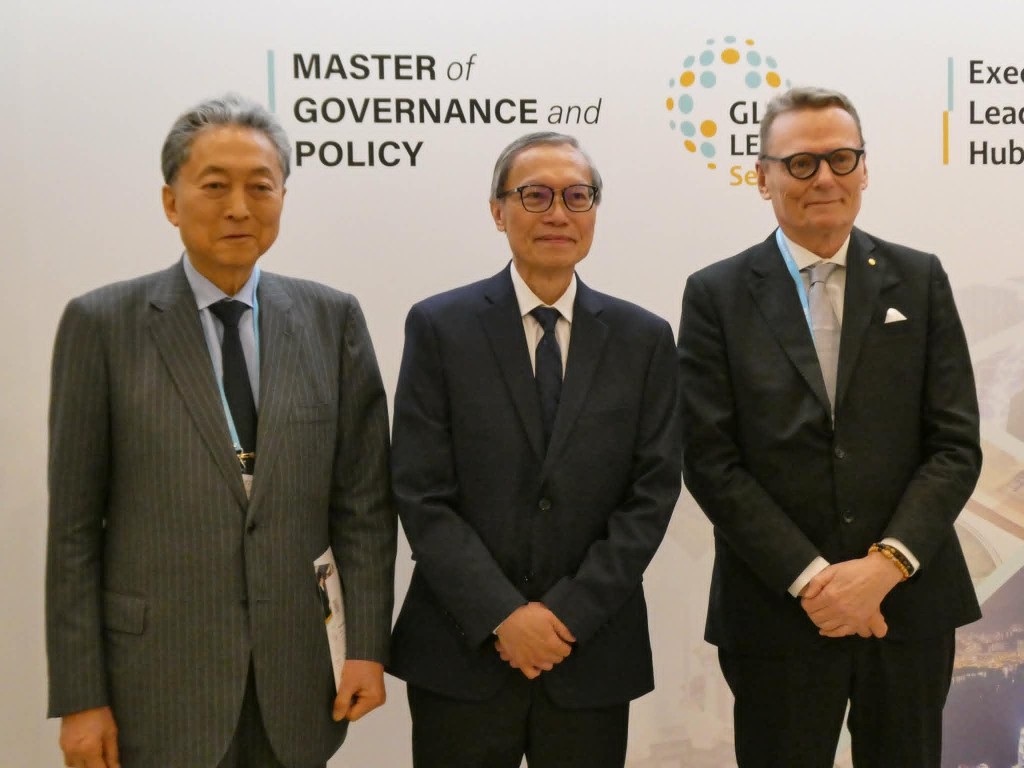 鸠山由纪夫(左一)认为，香港如能发挥其优势、拉近中美两国的距离，中日关系也有望改善。资料图片