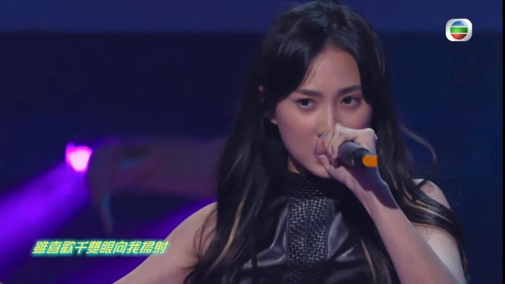 锺柔美在比赛中唱出《狂野之城》，表现令人惊喜。