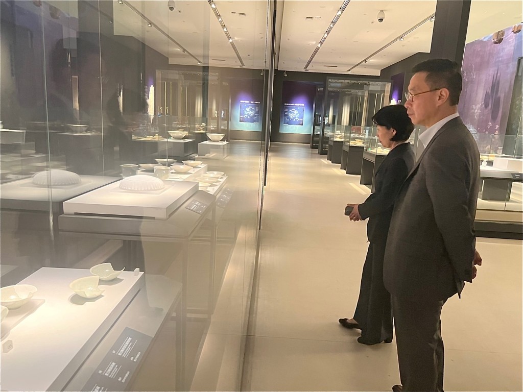 楊潤雄到訪海南省博物館，加深對海南的歷史地理文化、非物質文化遺產和海洋文明的認識。