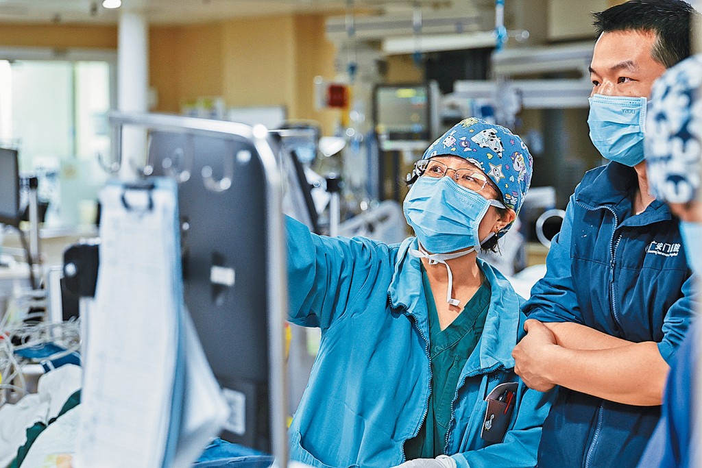 在北京廣安門醫院，麻醉醫生與重症監護室醫生交接患者病情。