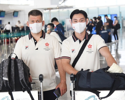 香港體操隊日前結束在烏克蘭的訓練返港，惟教練（左）因登機前確診，需留在當地接受治療。資料圖片
