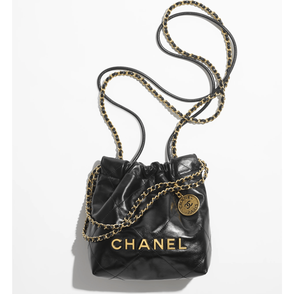 手袋是Chanel 22 mini bag。