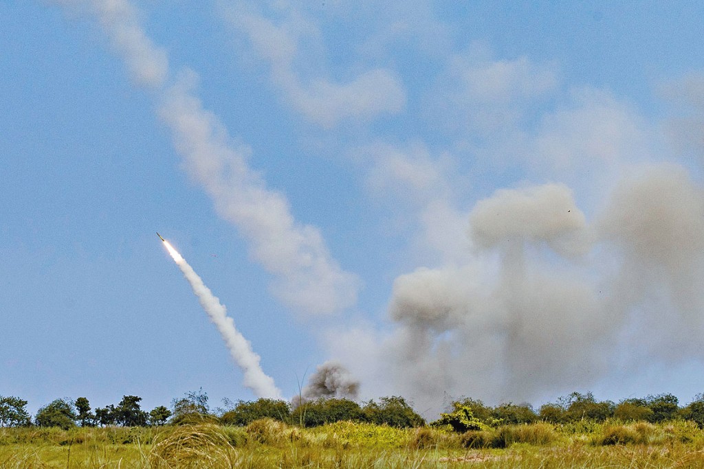 美菲軍方周三在菲律賓三描禮士省聯合演習，發射海馬斯火箭。