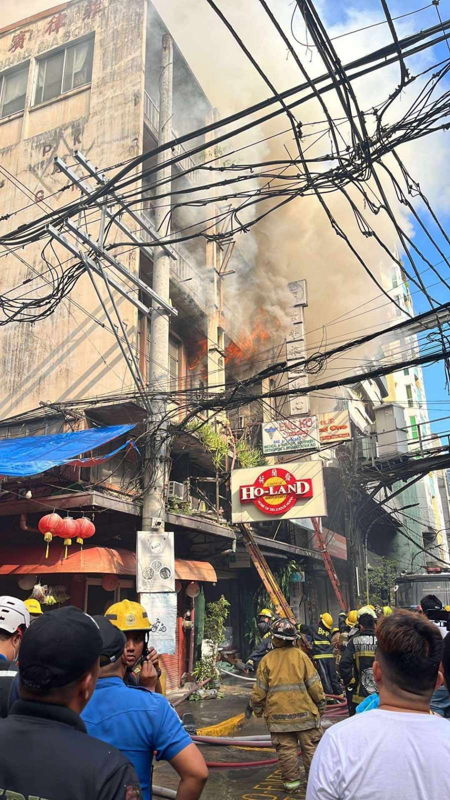 起火大廈有火舌冒出。（X@philredcross）