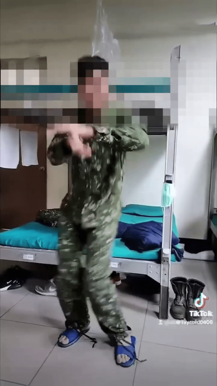 另一名台士兵在营区寝室拍跳舞片上传抖音。