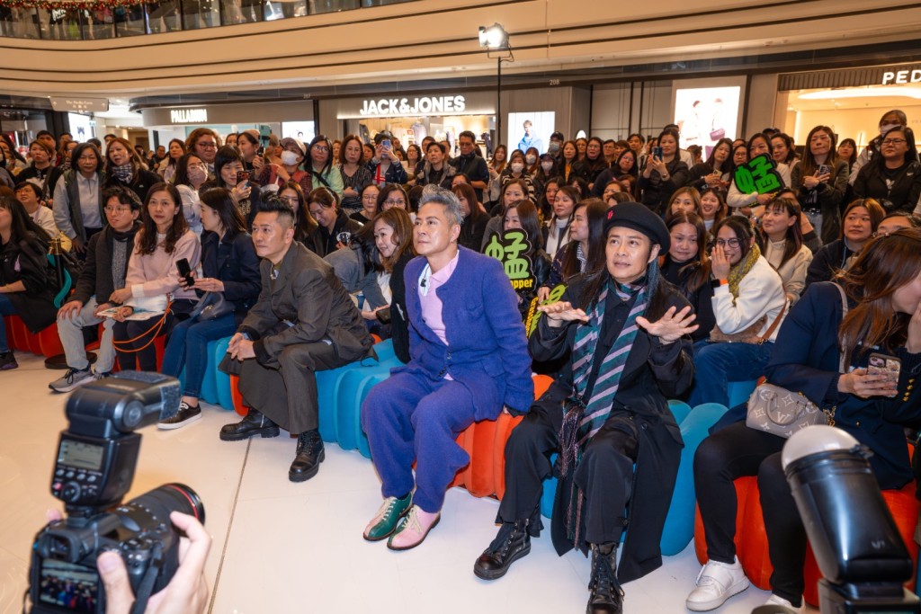 草蜢现身“蓝光盘发布会”。