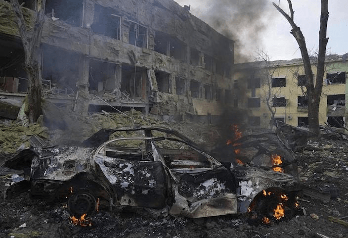 俄軍圍攻馬里烏波爾多日，市區已成一片斷垣殘壁。