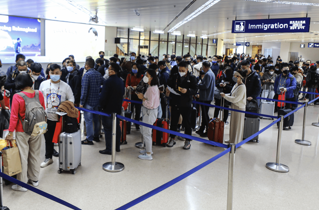 来自厦门的中国游客在年初三飞抵马尼拉。 美联社