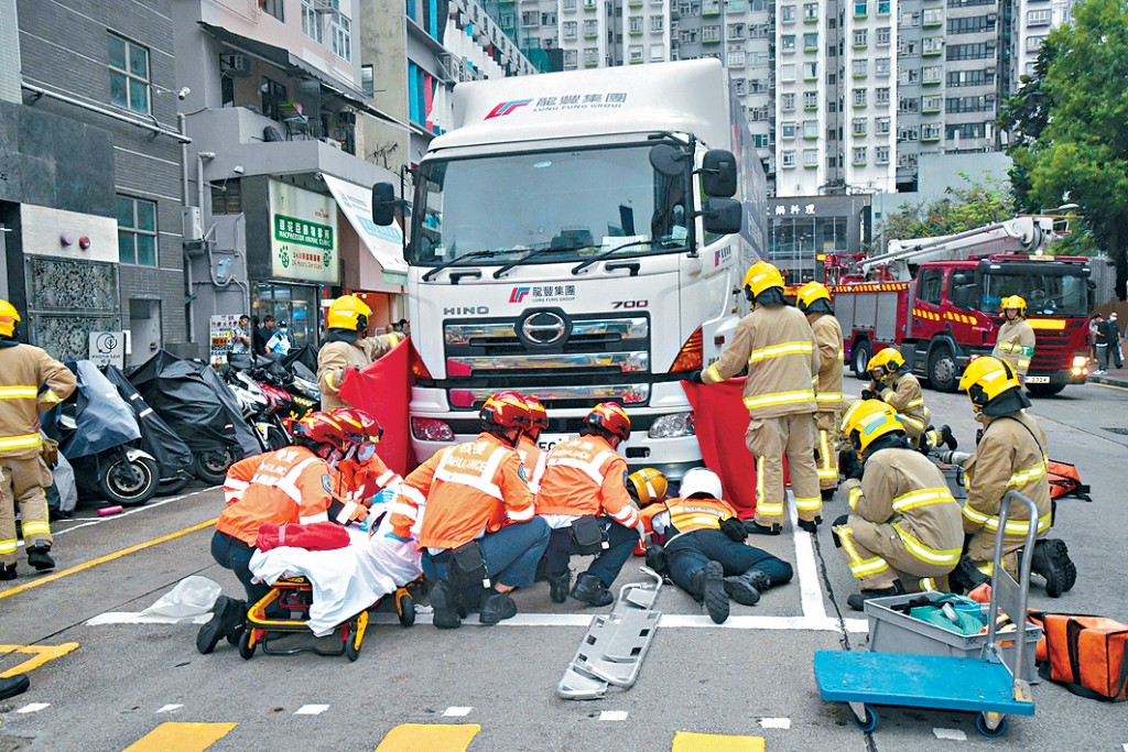 消防接報後到場拯救被困車底的老婦。